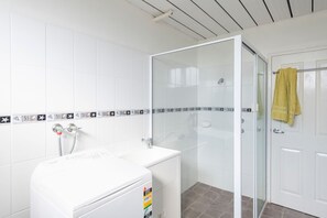 Badewanne, Haartrockner, Handtücher, Seife