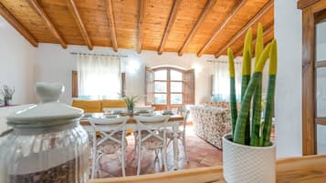 Family House, 2 Bedrooms, 2 Bathrooms (Domos Pintadas Cottage Rosa) | In-room dining
