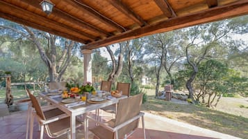 Family House, Multiple Bedrooms, 2 Bathrooms (Domos Pintadas Cottage Rosa) | Outdoor dining