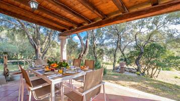 Family House, 2 Bedrooms, 2 Bathrooms (Domos Pintadas Cottage Rosa) | Outdoor dining