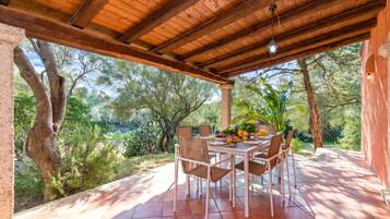 Family House, 2 Bedrooms, 2 Bathrooms (Domos Pintadas Cottage Rosa) | Outdoor dining