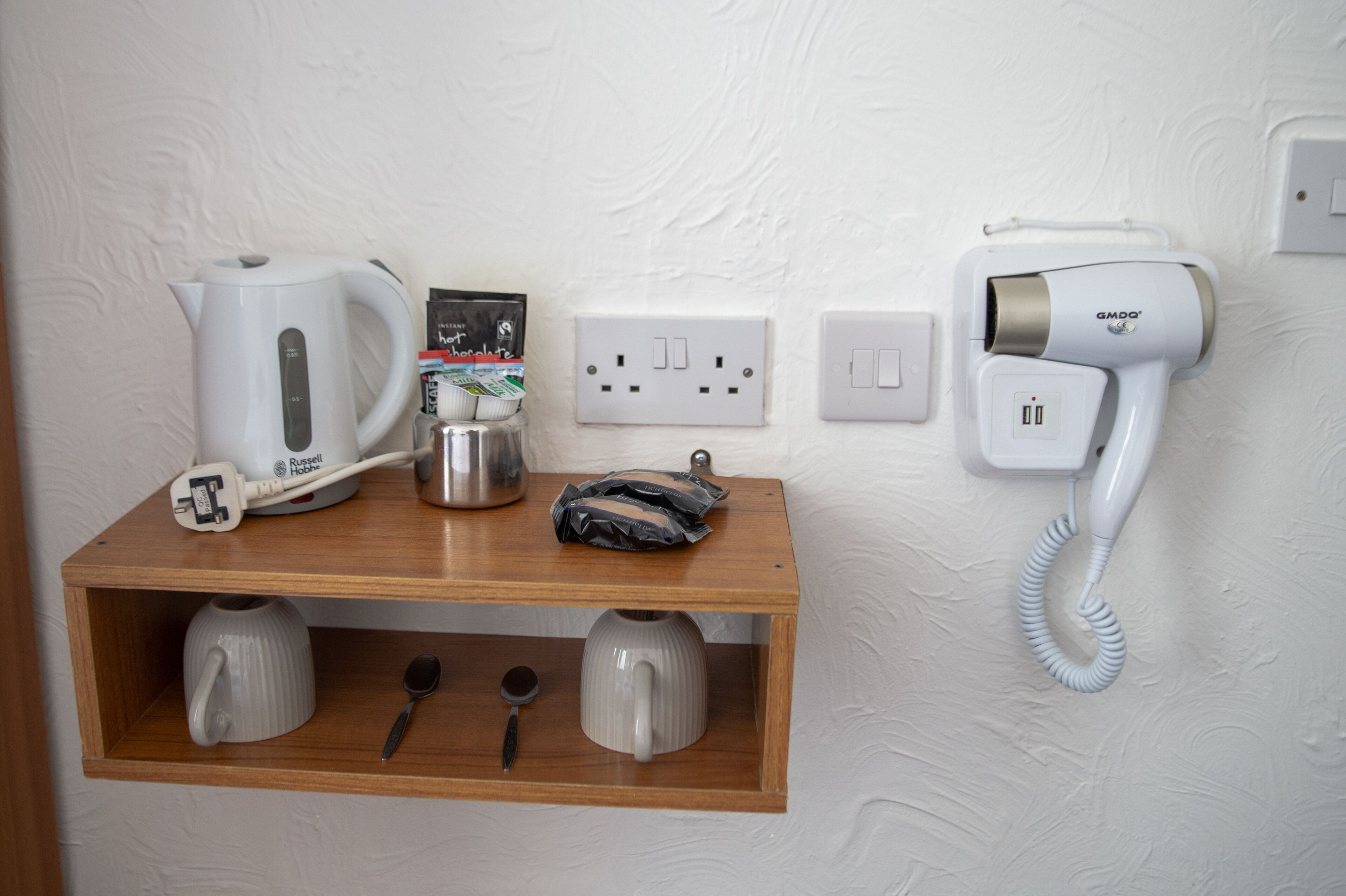 アイロン / アイロン台、WiFi (無料)、ベッドシーツ