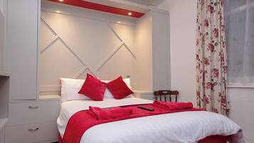 Standaard tweepersoonskamer, en-suite badkamer | Een strijkplank/strijkijzer, gratis wifi, beddengoed