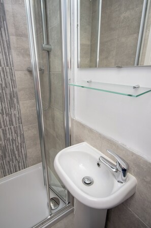 Standard Double Room, Ensuite | Bathroom | Free toiletries, towels, soap, shampoo - Ferndale Hotel (Blackpool)