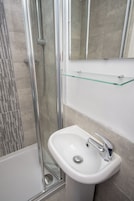 Standard Double Room, Ensuite | Bathroom | Free toiletries, towels, soap, shampoo