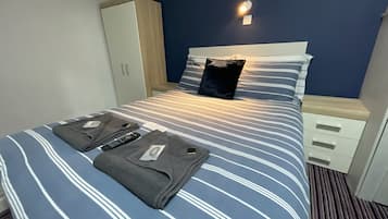 Tabla de planchar con plancha, wifi gratis y ropa de cama