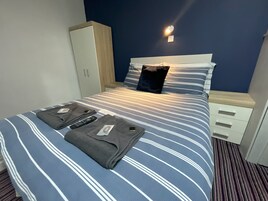 Standard Double Room, Ensuite | Iron/ironing board, free WiFi, bed sheets