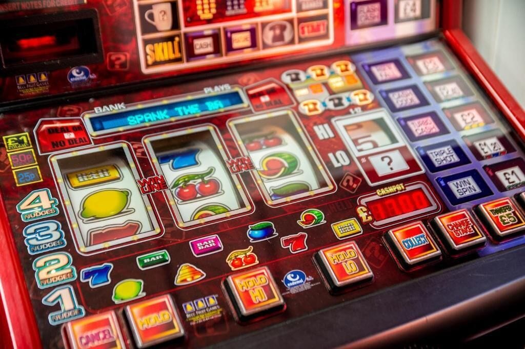 Ein Spielautomat mit verschiedenen Spielvarianten und einer Bankfunktion.