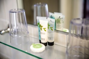 Toalettartikler (inkludert), håndklær, såpe og sjampo