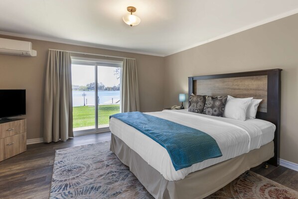 Tempur-Pedic beds, desk, laptop workspace, blackout drapes - Christie's Mill Inn & Spa, BW Premier Collection (Georgian Bay)