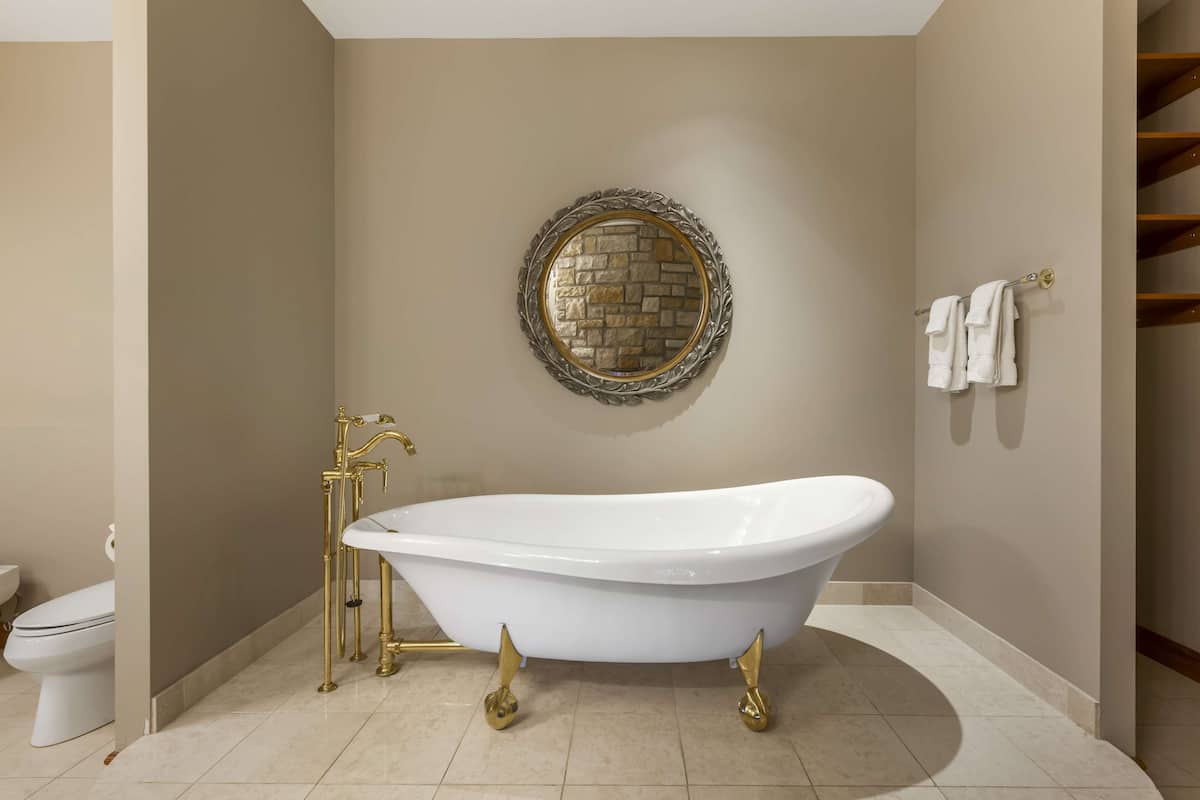 Signature Room, Multiple Beds, Fireplace, Lake View (Walk-in Shower) | Bathroom | Eco-friendly toiletries, hair dryer, bathrobes, towels