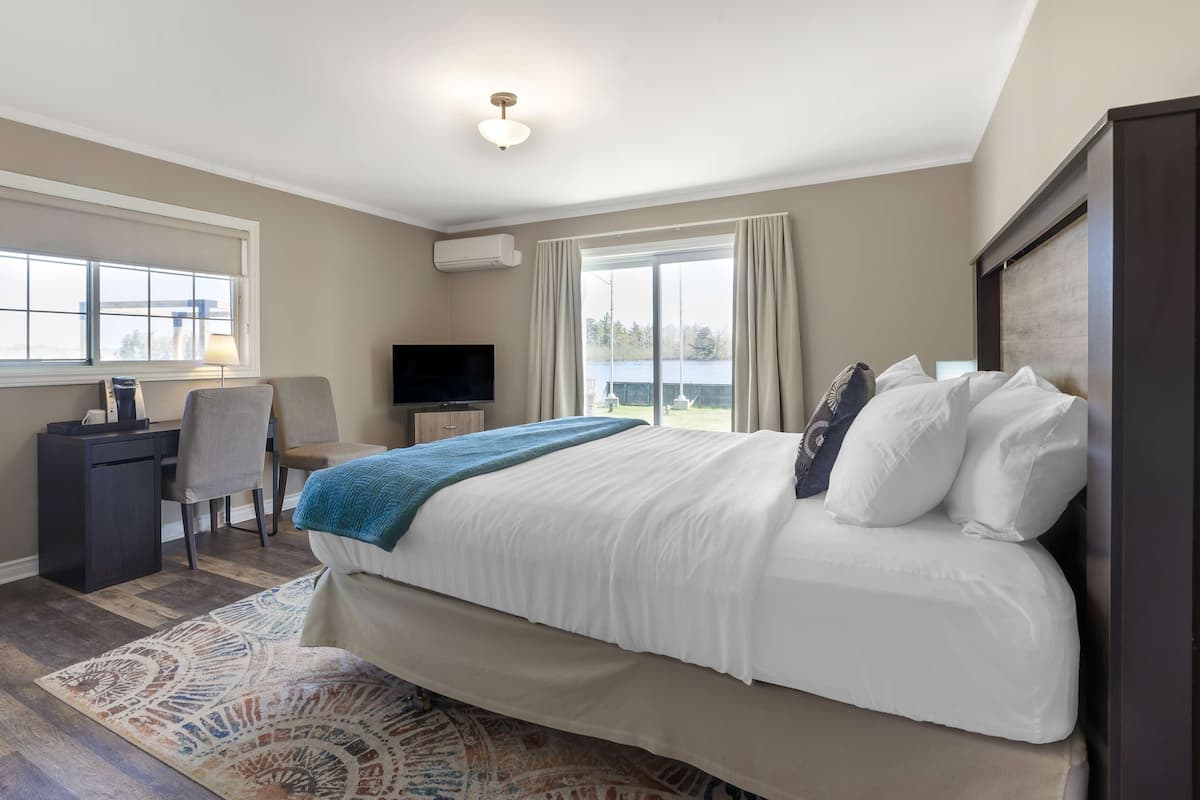 Tempur-Pedic-Betten, Schreibtisch, laptopgeeigneter Arbeitsplatz