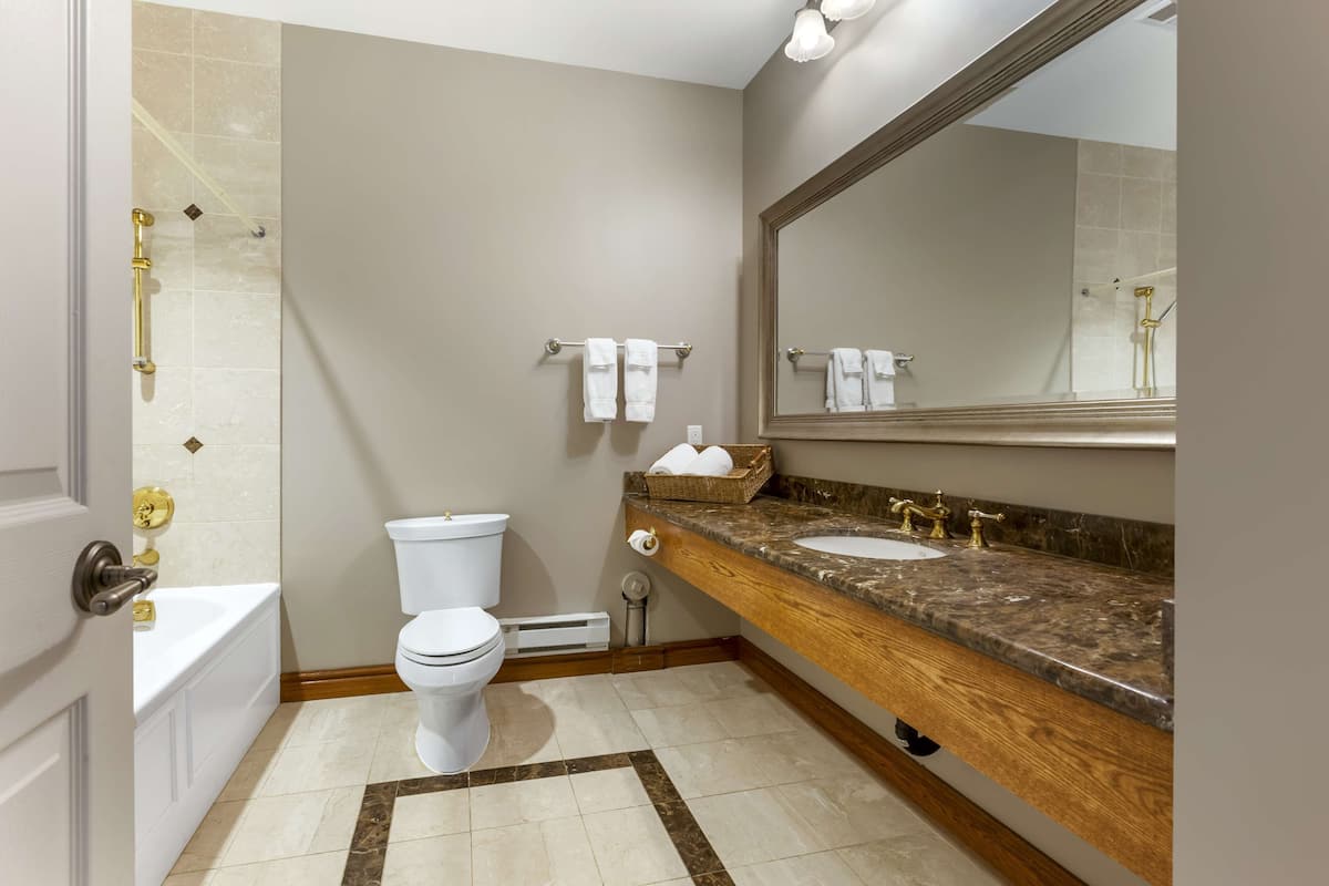 Signature Cottage, Kitchen, Lake View | Bathroom | Eco-friendly toiletries, hair dryer, bathrobes, towels