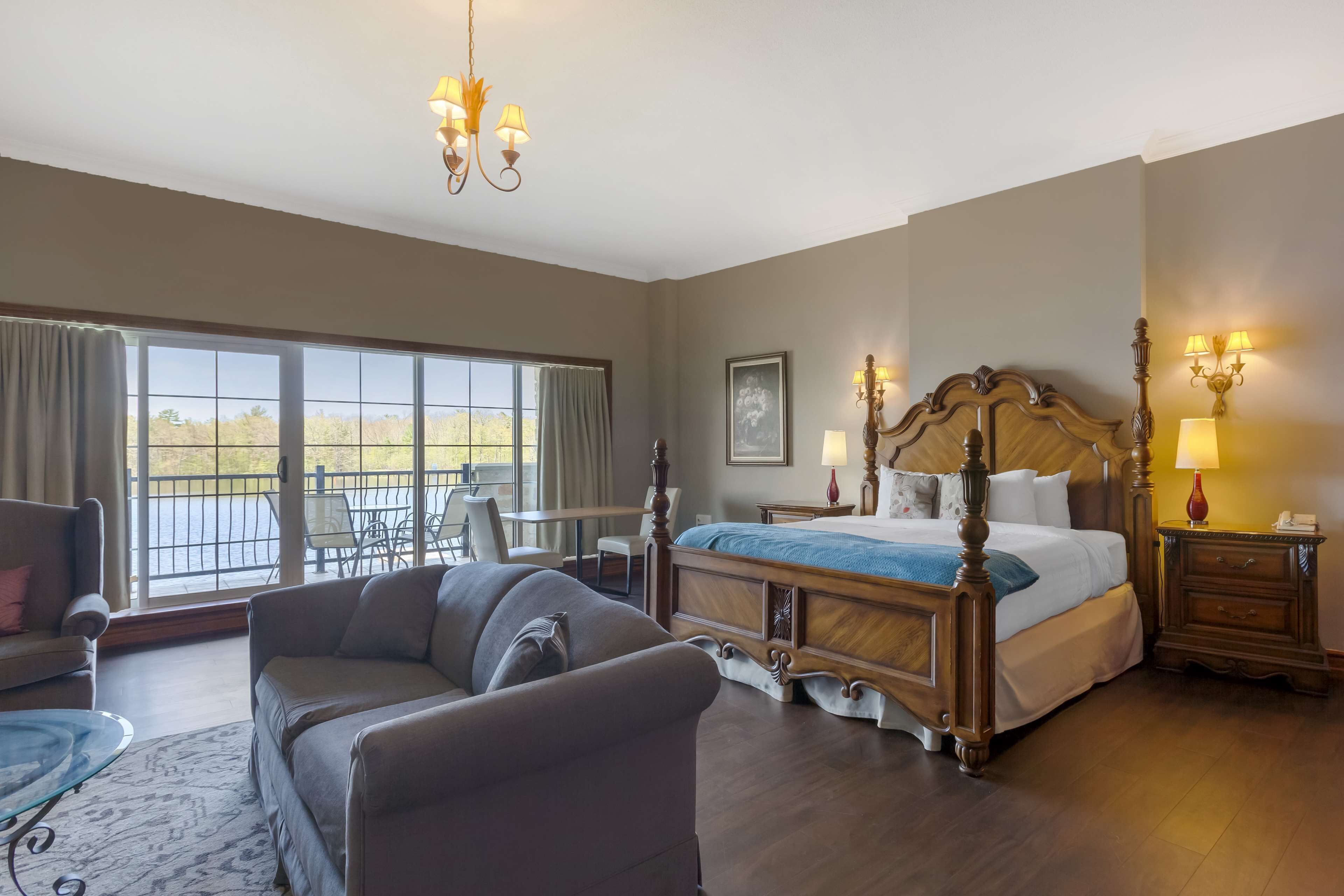 Signature Room, 1 King Bed with Sofa bed, Non Smoking, Jetted Tub (with Sofabed)