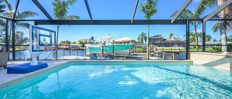 Alberca climatizada y camastros