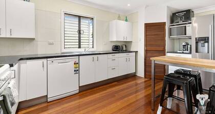 KOZYGURU | Albion | Charming House with 3 Bedroom | Parking