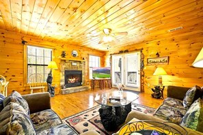 Smart TV, fireplace - *NEW Listing* Hot Tub, Two KING Beds, Sleeps 9 (Sevierville)