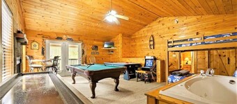 *NEW Listing* Hot Tub, Two KING Beds, Sleeps 9