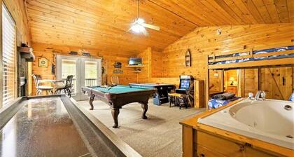 *NEW Listing* Hot Tub, Two KING Beds, Sleeps 9