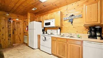 Frigorífico, microondas, horno y lavavajillas