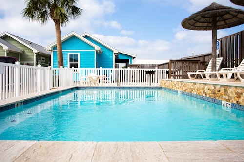 HEATED POOL! PET FRIENDLY! Cozy Cottage by the Sea