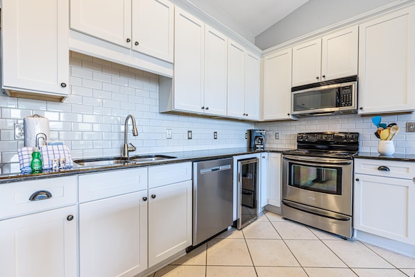Condo, Multiple Beds (Topsail Village 824 - 3BR 2BA-(7)) | Private kitchen