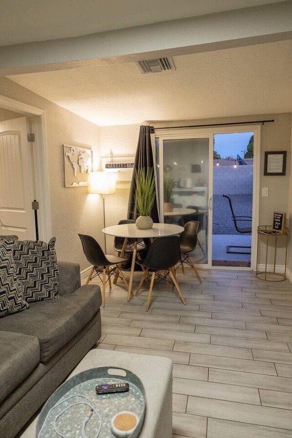 Interior - Sunny Guest Suite w/ large backyard - Pets Welcome (Phoenix)
