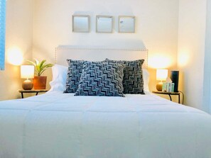 3 bedrooms, memory-foam beds, iron/ironing board, free WiFi - Sunny Guest Suite w/ large backyard - Pets Welcome (Phoenix)