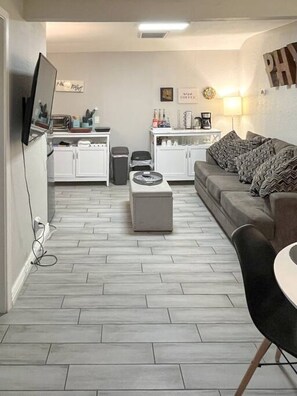 Smart TV - Sunny Guest Suite w/ large backyard - Pets Welcome (Phoenix)