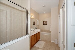 Casa, varias camas (Richie's West Haven Vacation Home) | Baño
