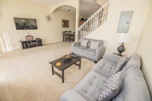 Villa, varias camas (Angelo & Linda's Fiesta Key Townhome) | Sala de estar