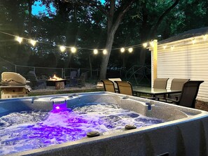 Outdoor dining - The Cow Tipper: Near Everything - SPA - Game Room - Fire Pit & Patio - Sleeps 10 (Des Moines)