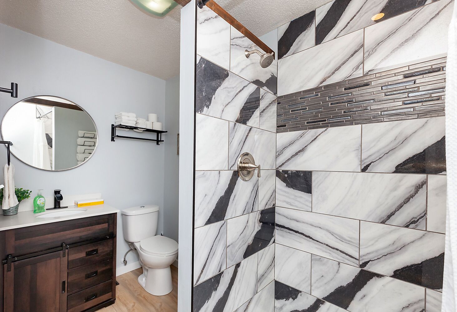 Combined shower/bathtub, hair dryer, towels, soap