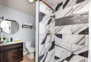 Combined shower/bathtub, hair dryer, towels, soap - The Cow Tipper: Near Everything - SPA - Game Room - Fire Pit & Patio - Sleeps 10 (Des Moines)