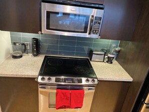 冷蔵庫、電子レンジ、オーブン、コンロ