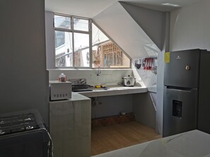 Refrigerador, microondas, horno y cafetera y tetera 