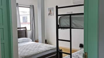 3 slaapkamers, een strijkplank/strijkijzer, gratis wifi, beddengoed