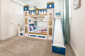 5 bedrooms, iron/ironing board, WiFi, bed sheets