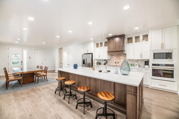 Fridge, microwave, oven, stovetop - Quaint Villa with Private Pool and Spa at Encore (Kissimmee)