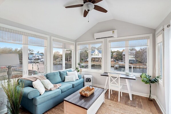 Smart TV, chimenea, reproductor de DVD y futbolito 