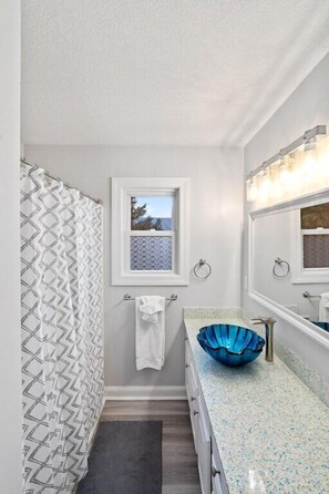 Combined shower/bathtub, hair dryer, towels - Waterfront! Game Room, Hot Tub, Kayaks, Comm Pool, Theater Room,Fire Pit,Dogs OK (Kill Devil Hills)