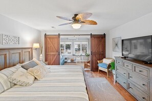 4 bedrooms, desk, iron/ironing board, free WiFi - Waterfront! Game Room, Hot Tub, Kayaks, Comm Pool, Theater Room,Fire Pit,Dogs OK (Kill Devil Hills)