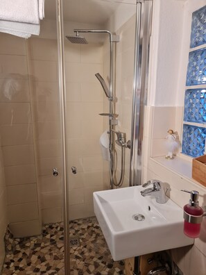 Dusche, Haartrockner, Handtücher
