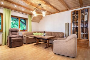 Dining - Apartment 'Urlaub auf dem Hirschhof Stehle' with Mountain View, Wi-Fi & Garden (Waldburg)