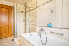 Badewanne, kostenlose Toilettenartikel, Haartrockner, Handtücher