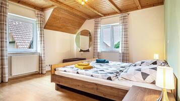 3 bedrooms, iron/ironing board, free WiFi, bed sheets