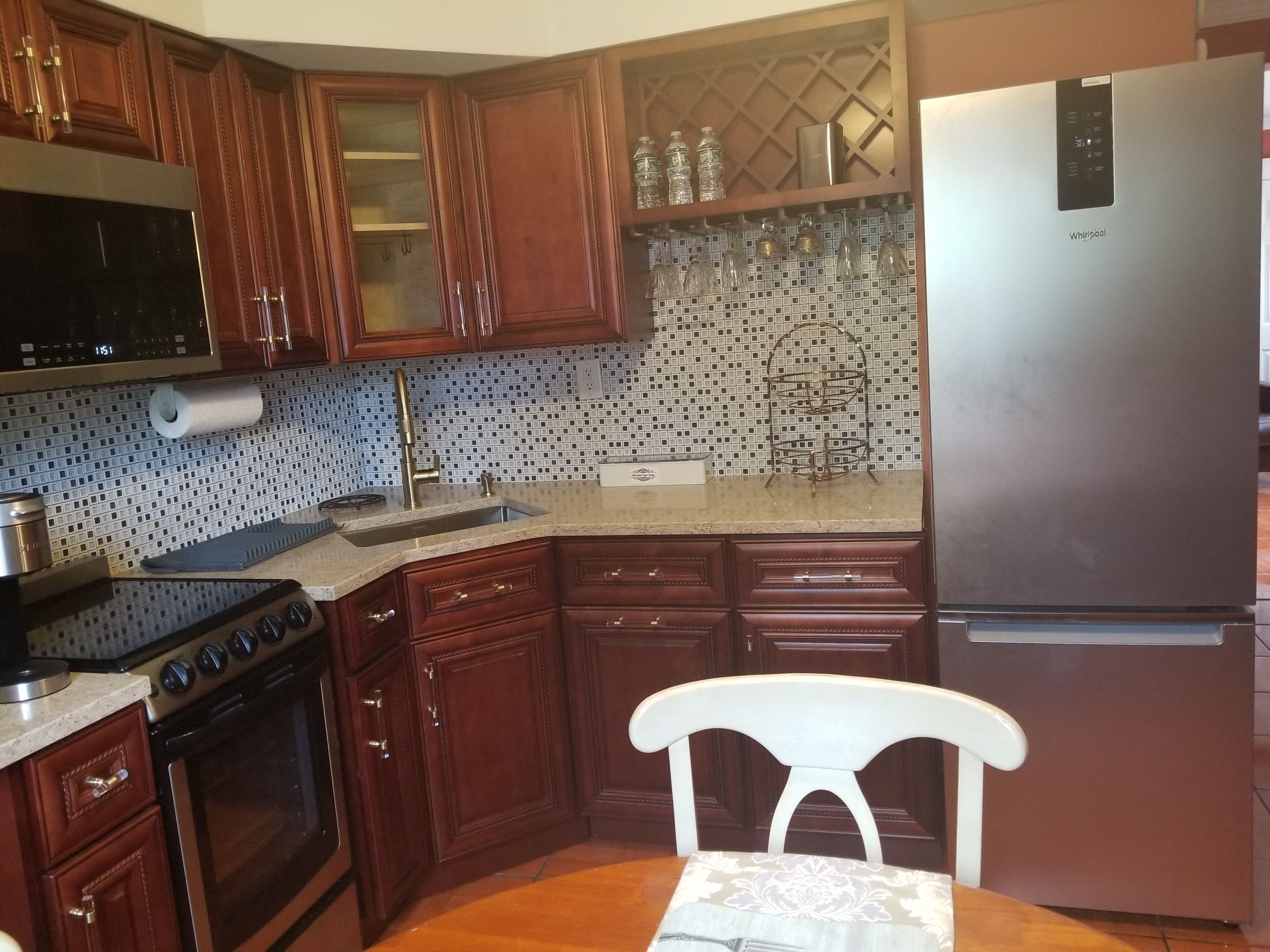 Kjøleskap, mikrobølgeovn, ovn og kokeplater