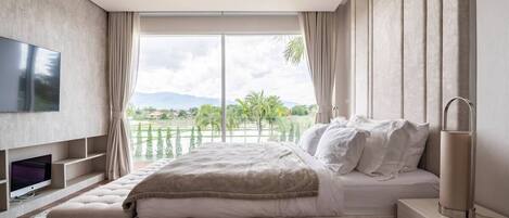 4 bedrooms, in-room safe, desk, iron/ironing board