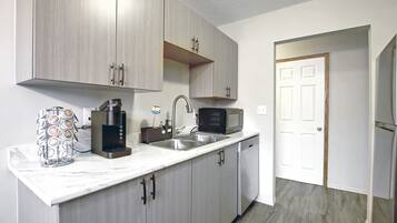 Réfrigérateur, micro-ondes, four, plaque de cuisson