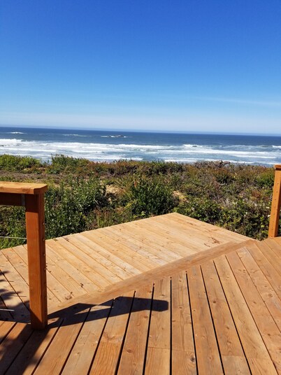 Beach cabin with stunning ocean views. Just moments to beach access